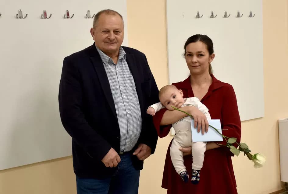 Općina Jakšić nastavila s podrškom obiteljima: Načelnik Kovačević i predsjednik Obradović uručili naknade za 28 novorođenih