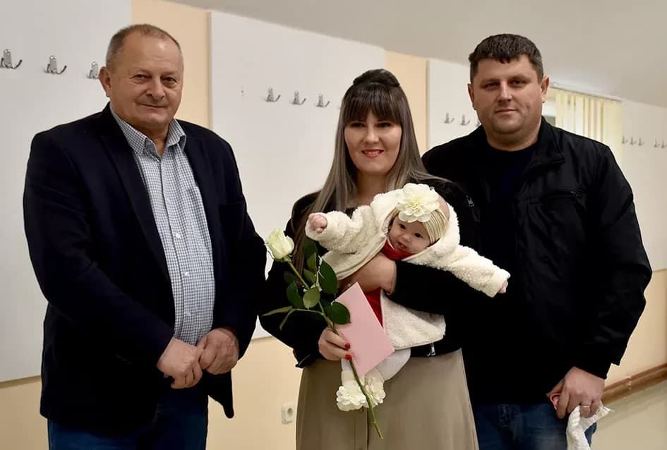 Općina Jakšić nastavila s podrškom obiteljima: Načelnik Kovačević i predsjednik Obradović uručili naknade za 28 novorođenih