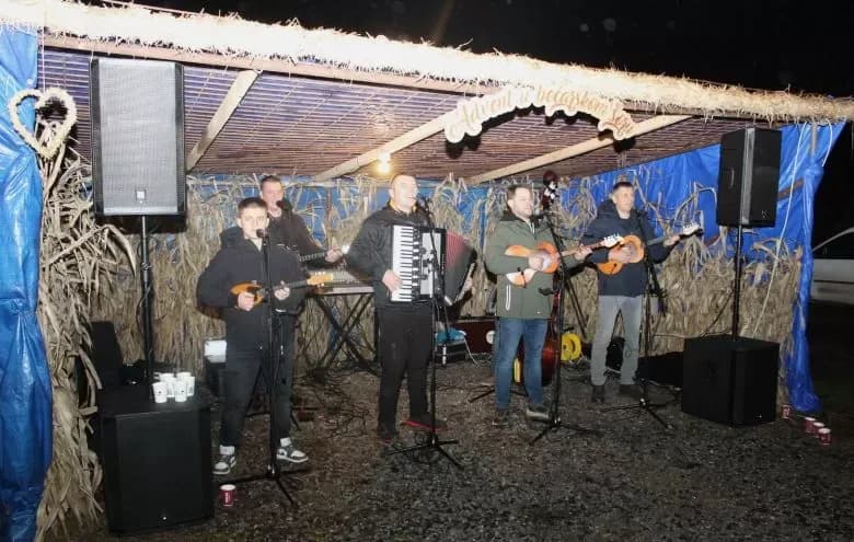 BEĆARSKI ŠOR: U veselom adventskom raspoloženju uz pikantni lovački čobanac i Tamburaški sastav „Zlatna dolina“