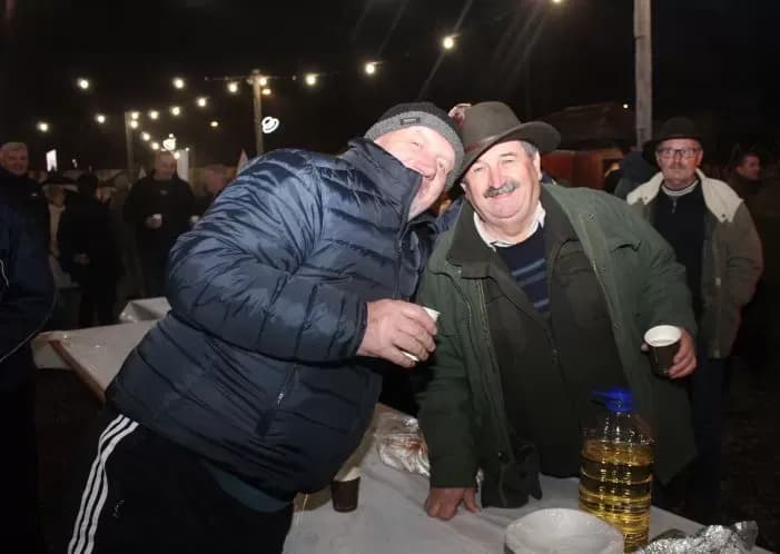 BEĆARSKI ŠOR: U veselom adventskom raspoloženju uz pikantni lovački čobanac i Tamburaški sastav „Zlatna dolina“