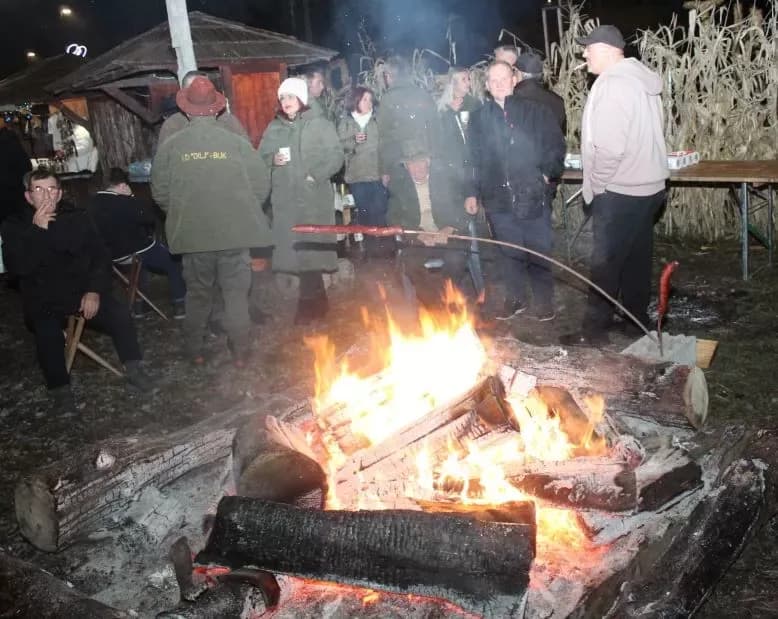 BEĆARSKI ŠOR: U veselom adventskom raspoloženju uz pikantni lovački čobanac i Tamburaški sastav „Zlatna dolina“