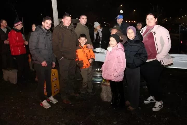 BEĆARSKI ŠOR: U veselom adventskom raspoloženju uz pikantni lovački čobanac i Tamburaški sastav „Zlatna dolina“