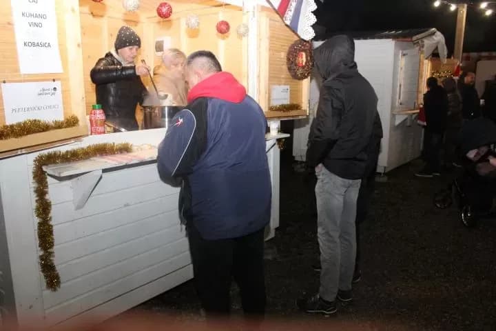 BEĆARSKI ŠOR: U veselom adventskom raspoloženju uz pikantni lovački čobanac i Tamburaški sastav „Zlatna dolina“