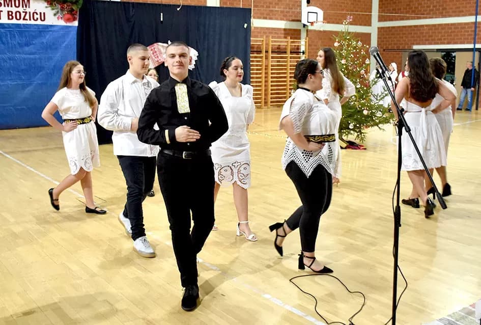 Tradicija u novom ruhu: Nada Grgić predstavila se etno kolekcijom u Brestovcu