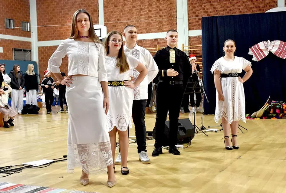 Tradicija u novom ruhu: Nada Grgić predstavila se etno kolekcijom u Brestovcu