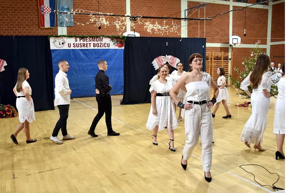 Tradicija u novom ruhu: Nada Grgić predstavila se etno kolekcijom u Brestovcu