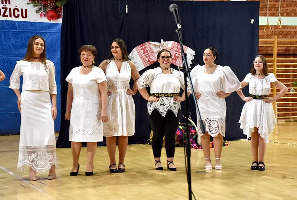 Tradicija u novom ruhu: Nada Grgić predstavila se etno kolekcijom u Brestovcu