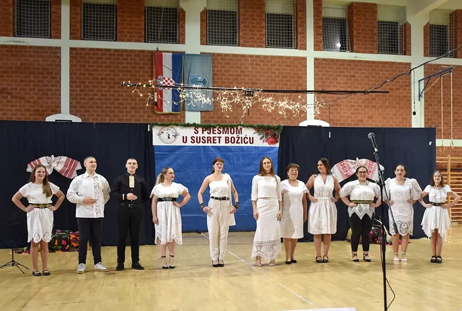 Tradicija u novom ruhu: Nada Grgić predstavila se etno kolekcijom u Brestovcu