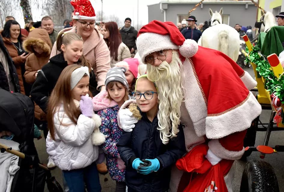 Božićna bajka u Tekiću: Prvi Advent okupio mještane u plemenitom cilju