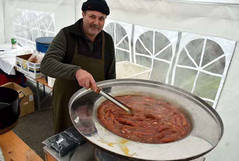 Božićna bajka u Tekiću: Prvi Advent okupio mještane u plemenitom cilju