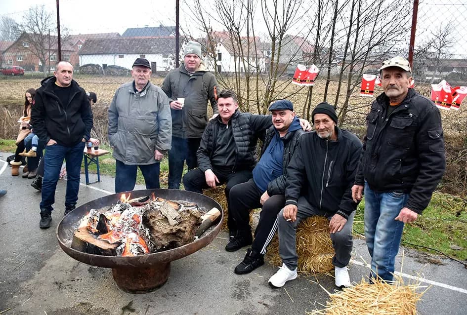 Božićna bajka u Tekiću: Prvi Advent okupio mještane u plemenitom cilju
