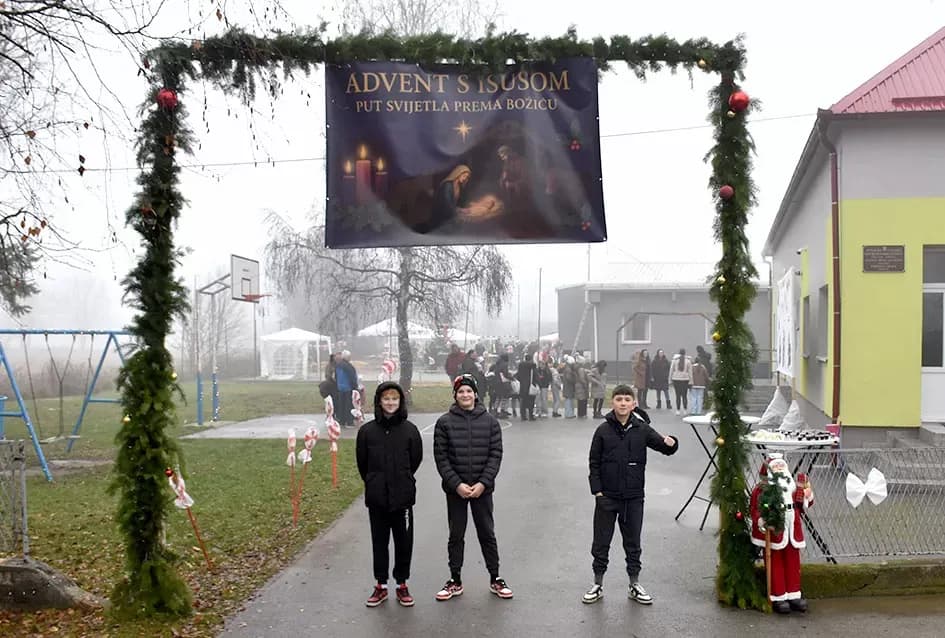 Božićna bajka u Tekiću: Prvi Advent okupio mještane u plemenitom cilju
