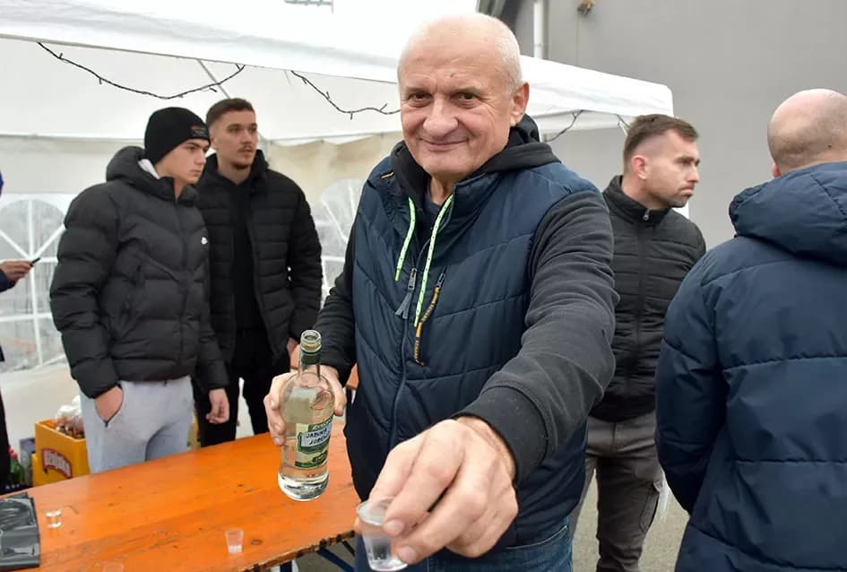 Božićna bajka u Tekiću: Prvi Advent okupio mještane u plemenitom cilju