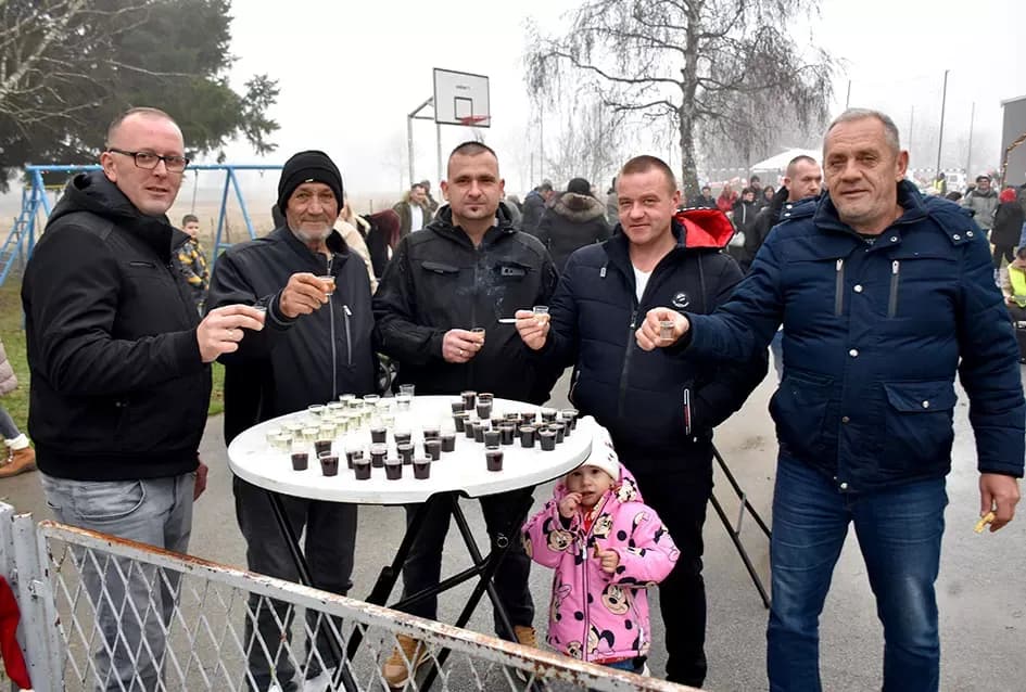 Božićna bajka u Tekiću: Prvi Advent okupio mještane u plemenitom cilju