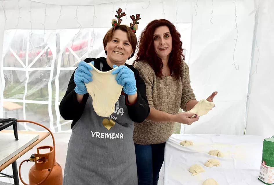 Božićna bajka u Tekiću: Prvi Advent okupio mještane u plemenitom cilju