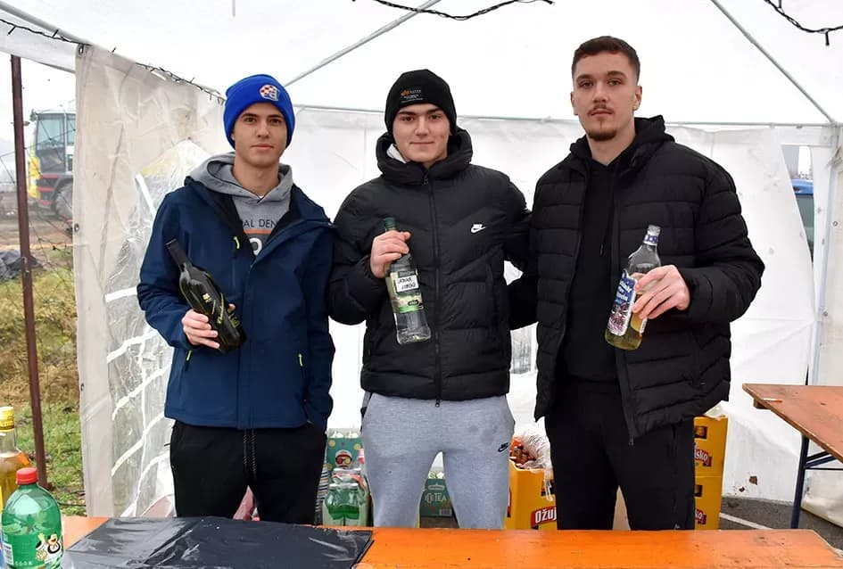 Božićna bajka u Tekiću: Prvi Advent okupio mještane u plemenitom cilju