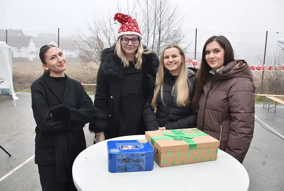 Božićna bajka u Tekiću: Prvi Advent okupio mještane u plemenitom cilju