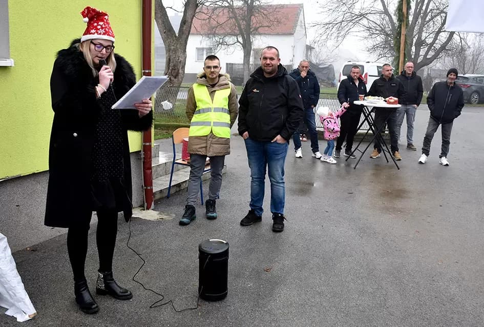 Božićna bajka u Tekiću: Prvi Advent okupio mještane u plemenitom cilju
