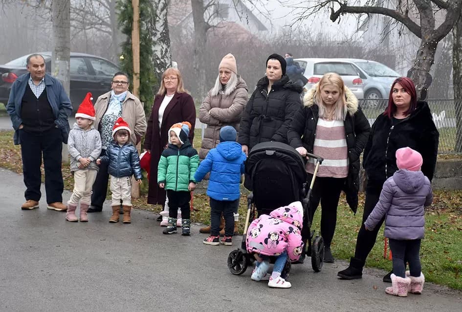 Božićna bajka u Tekiću: Prvi Advent okupio mještane u plemenitom cilju