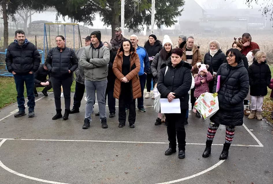 Božićna bajka u Tekiću: Prvi Advent okupio mještane u plemenitom cilju