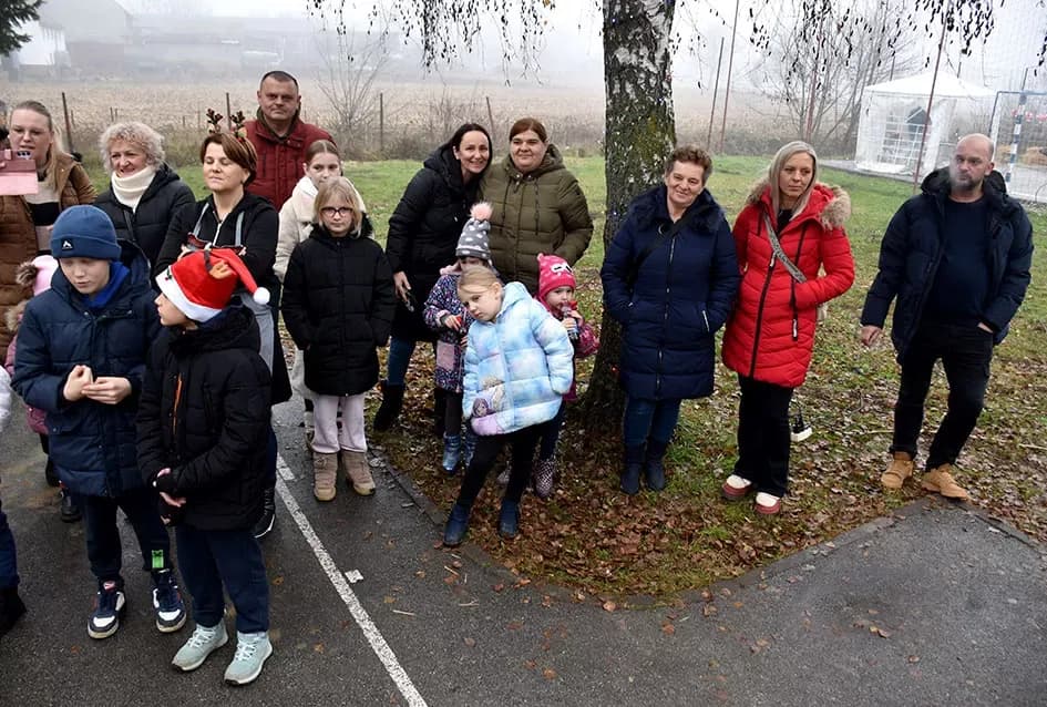 Božićna bajka u Tekiću: Prvi Advent okupio mještane u plemenitom cilju