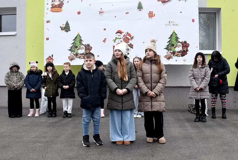 Božićna bajka u Tekiću: Prvi Advent okupio mještane u plemenitom cilju