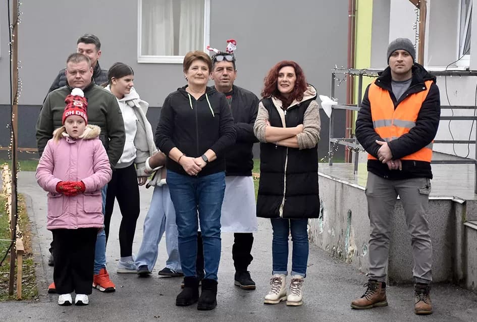 Božićna bajka u Tekiću: Prvi Advent okupio mještane u plemenitom cilju