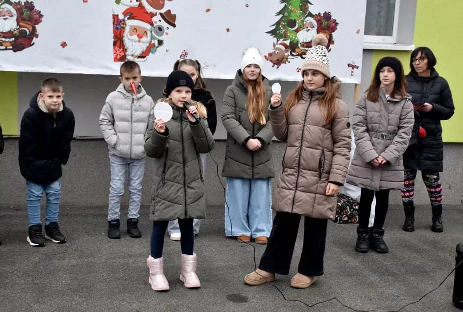 Božićna bajka u Tekiću: Prvi Advent okupio mještane u plemenitom cilju