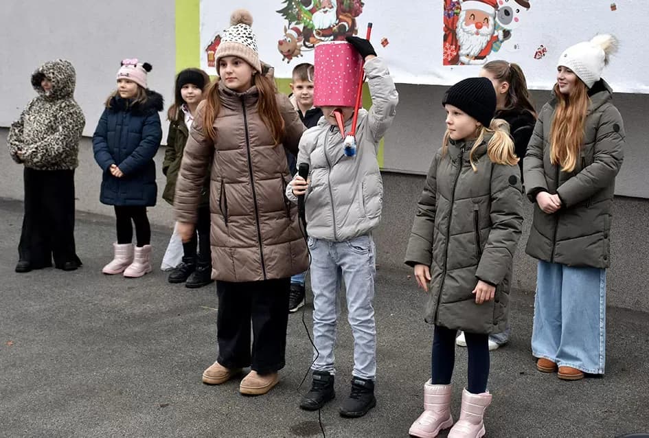 Božićna bajka u Tekiću: Prvi Advent okupio mještane u plemenitom cilju