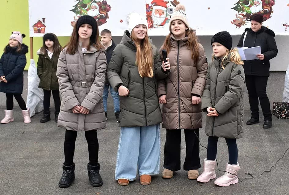 Božićna bajka u Tekiću: Prvi Advent okupio mještane u plemenitom cilju