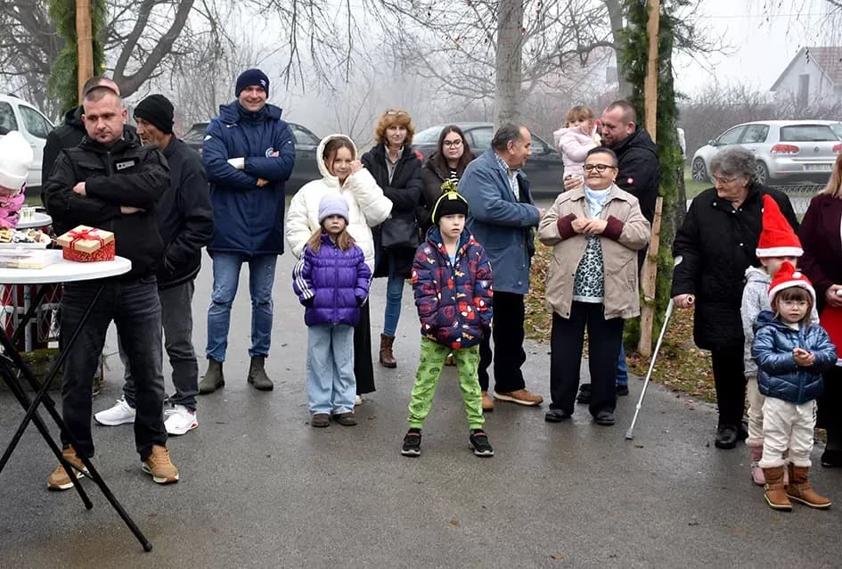 Božićna bajka u Tekiću: Prvi Advent okupio mještane u plemenitom cilju