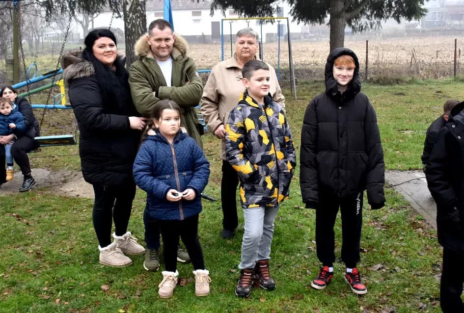 Božićna bajka u Tekiću: Prvi Advent okupio mještane u plemenitom cilju