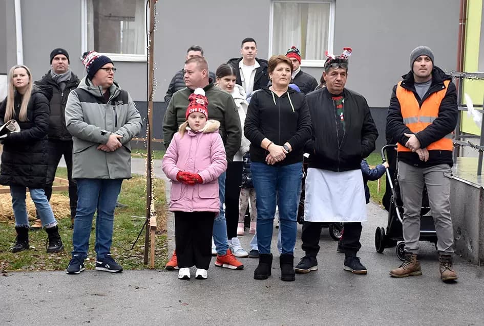 Božićna bajka u Tekiću: Prvi Advent okupio mještane u plemenitom cilju