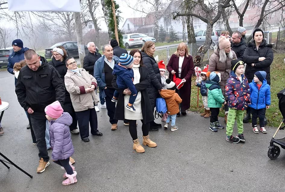 Božićna bajka u Tekiću: Prvi Advent okupio mještane u plemenitom cilju