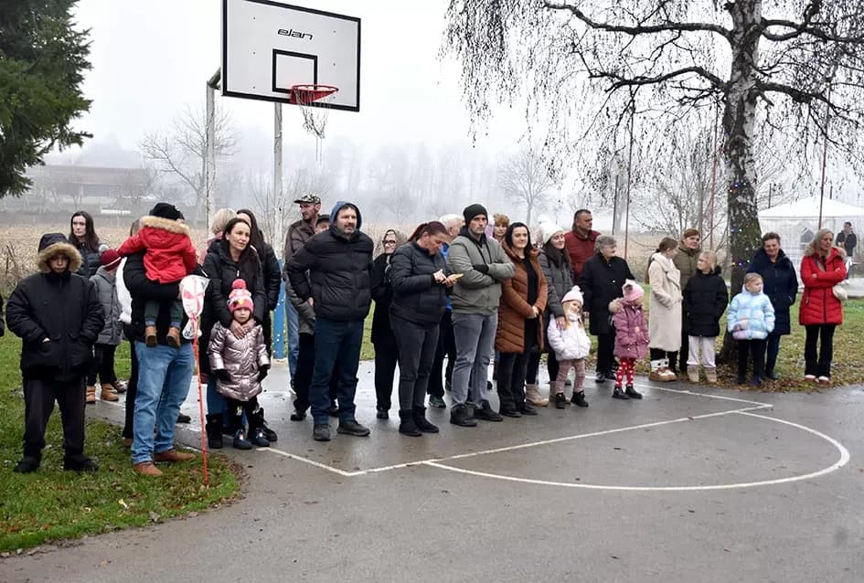 Božićna bajka u Tekiću: Prvi Advent okupio mještane u plemenitom cilju