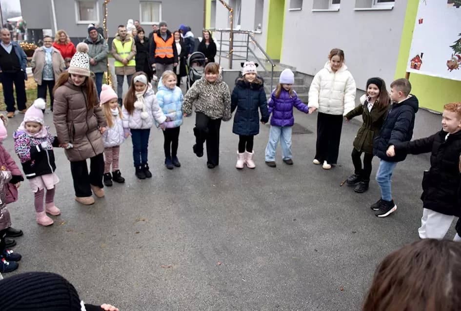 Božićna bajka u Tekiću: Prvi Advent okupio mještane u plemenitom cilju