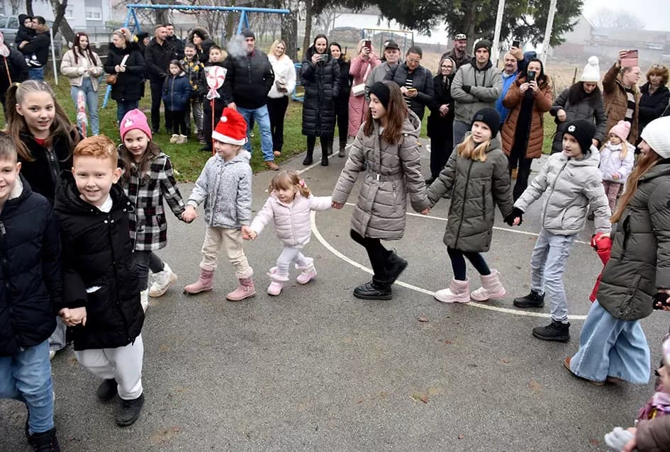 Božićna bajka u Tekiću: Prvi Advent okupio mještane u plemenitom cilju