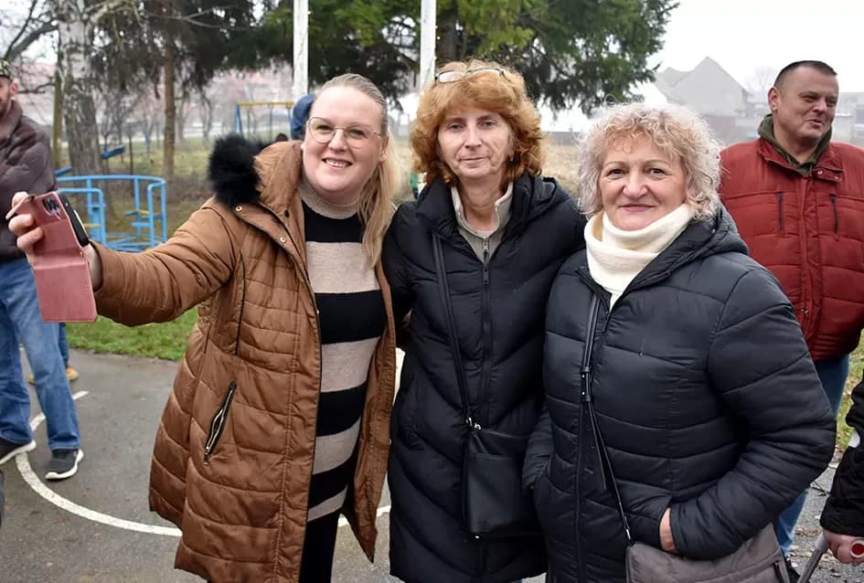 Božićna bajka u Tekiću: Prvi Advent okupio mještane u plemenitom cilju