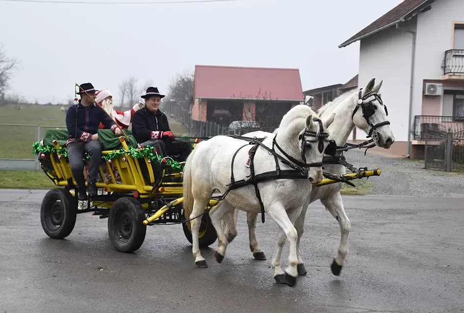 Božićna bajka u Tekiću: Prvi Advent okupio mještane u plemenitom cilju