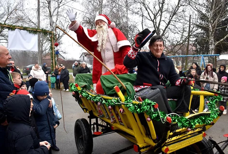 Božićna bajka u Tekiću: Prvi Advent okupio mještane u plemenitom cilju
