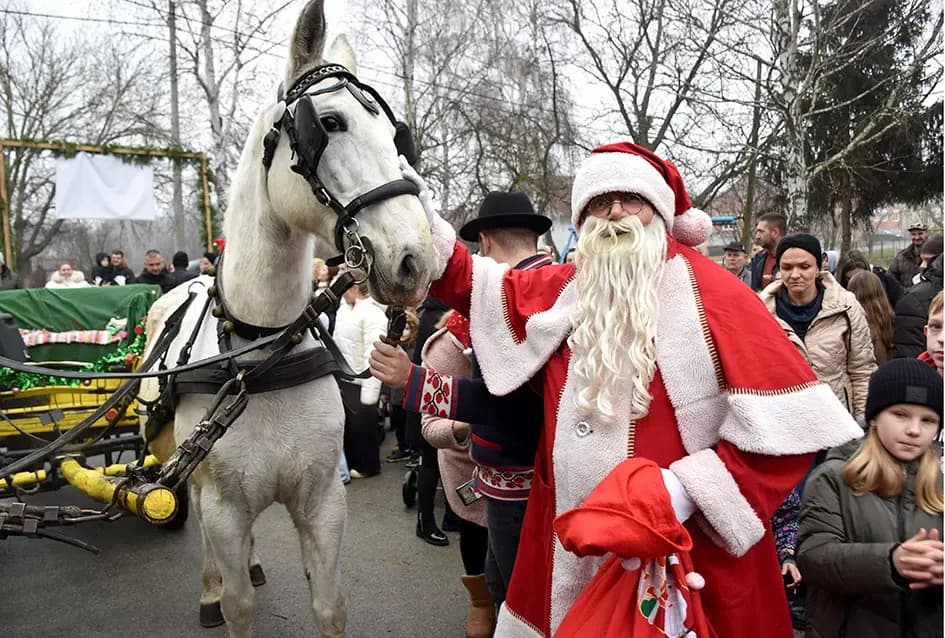 Božićna bajka u Tekiću: Prvi Advent okupio mještane u plemenitom cilju
