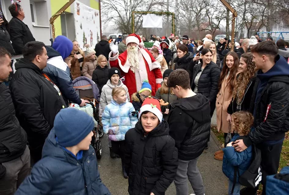 Božićna bajka u Tekiću: Prvi Advent okupio mještane u plemenitom cilju