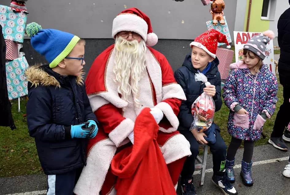 Božićna bajka u Tekiću: Prvi Advent okupio mještane u plemenitom cilju