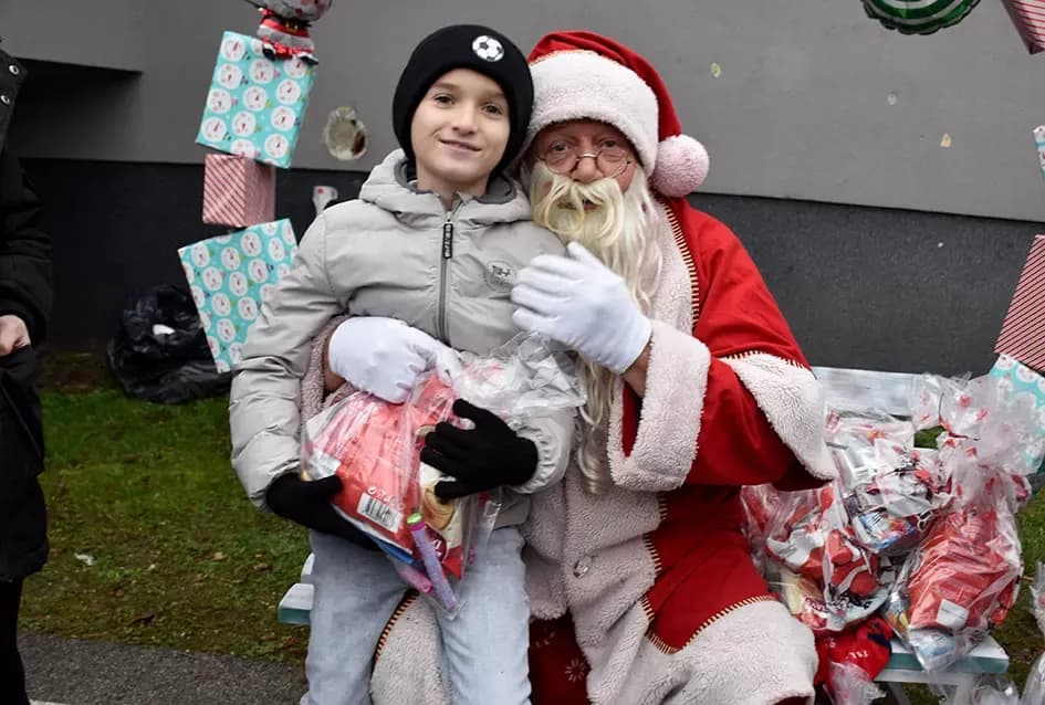 Božićna bajka u Tekiću: Prvi Advent okupio mještane u plemenitom cilju