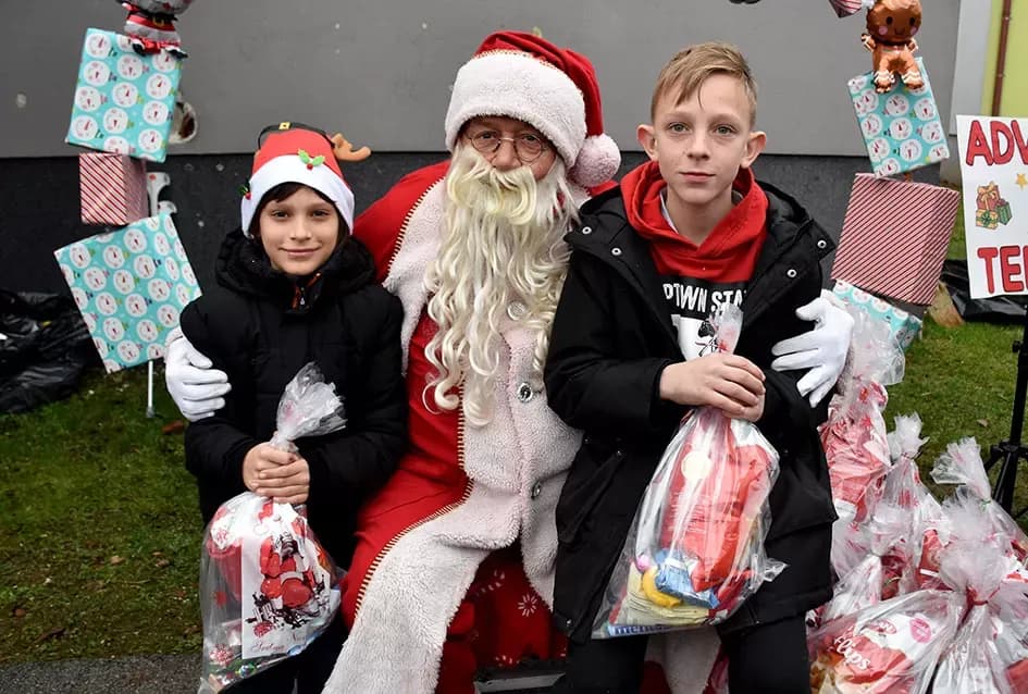Božićna bajka u Tekiću: Prvi Advent okupio mještane u plemenitom cilju