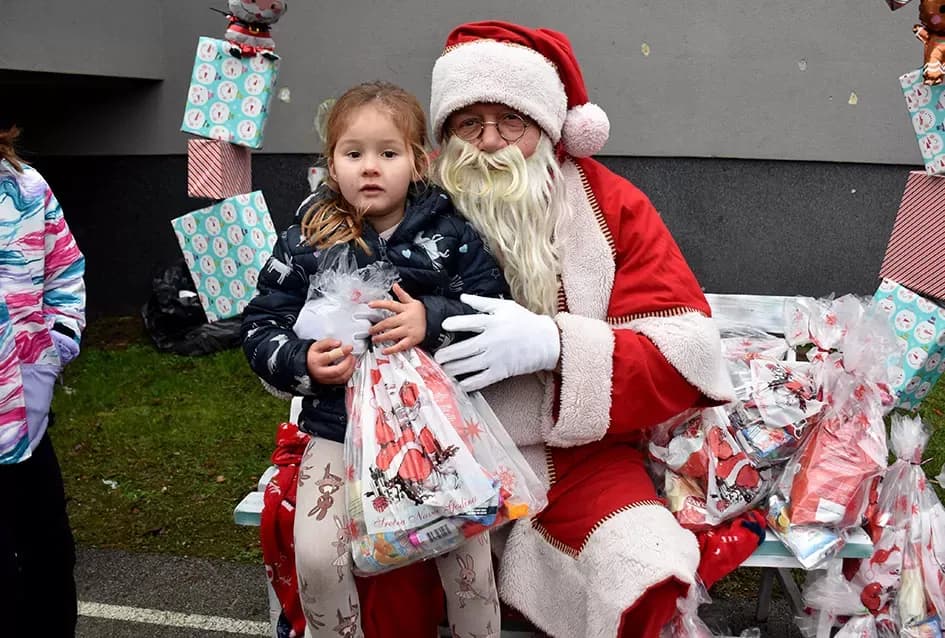 Božićna bajka u Tekiću: Prvi Advent okupio mještane u plemenitom cilju