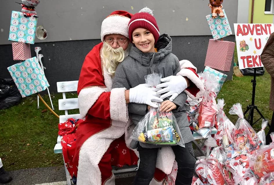 Božićna bajka u Tekiću: Prvi Advent okupio mještane u plemenitom cilju