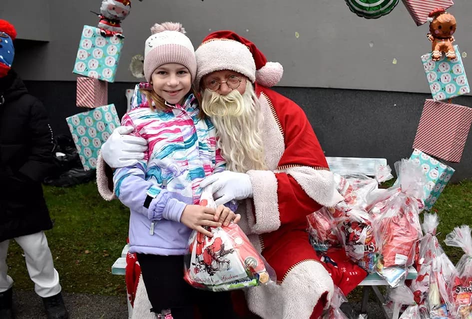 Božićna bajka u Tekiću: Prvi Advent okupio mještane u plemenitom cilju