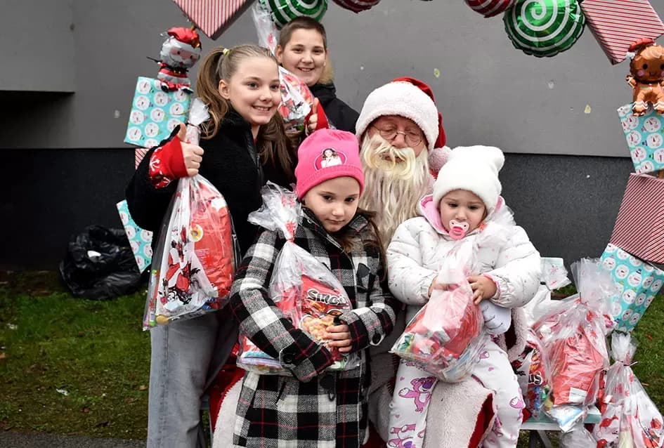 Božićna bajka u Tekiću: Prvi Advent okupio mještane u plemenitom cilju