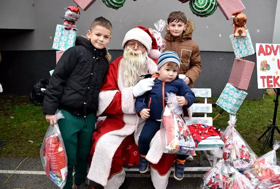 Božićna bajka u Tekiću: Prvi Advent okupio mještane u plemenitom cilju